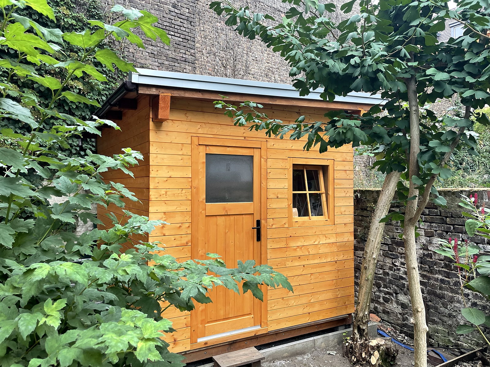 Fertig gebaute Gartensauna im Grünen